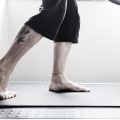 If Your Knees Hurt, There’s a Good Chance it’s Because You’re Doing This Weird Thing with your Toes (VIDEO)